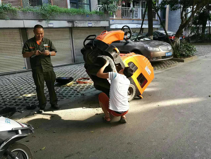 扫地机,电动扫地机,成都扫地车,四川扫地车,国产扫地机,绵阳扫地机,全自动扫地机,驾驶式扫地机