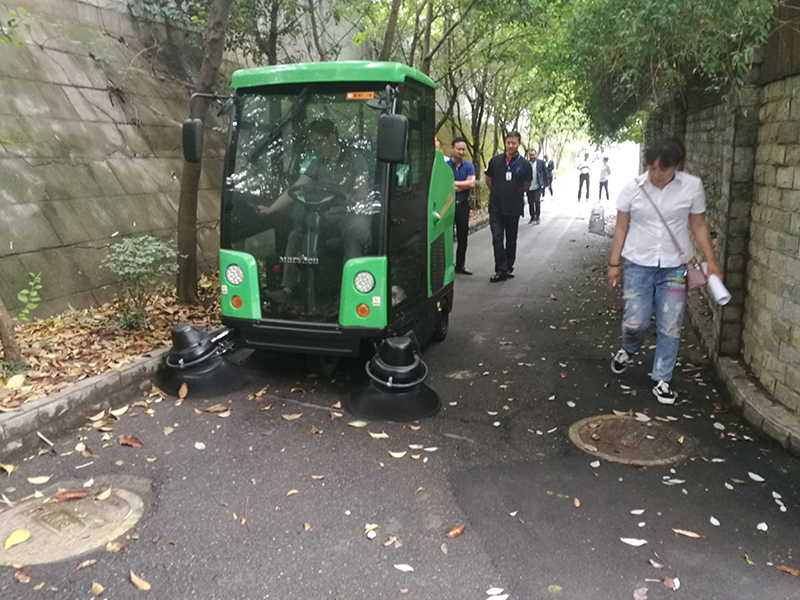 绵阳扫地机,绵阳电动扫地机,四川绵阳扫地车,四川绵阳物业扫地车,德阳工业扫地车,德阳驾驶式电动扫地车