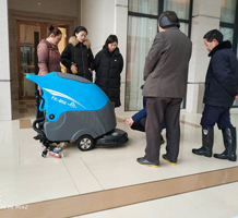 成都彭州手推式洗地机对商场地面的清洗清洁