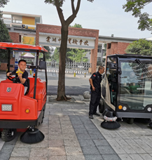 四川电动扫地车在棠湖中学运用