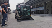 驾驶式扫地机在华一众创地面粉尘清洁